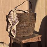 petit foulard écru noué autour de la anse d'une sac à main - byzantine