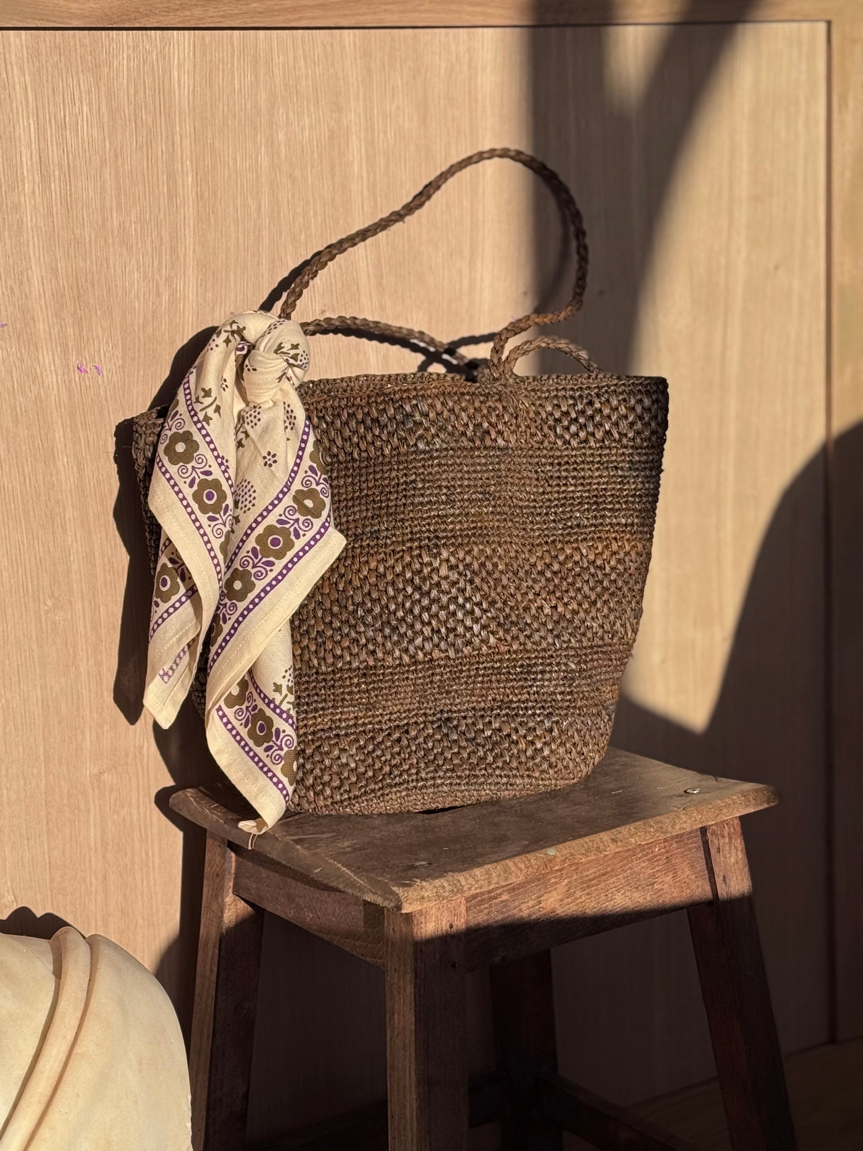 petit foulard écru noué autour de la anse d'une sac à main - byzantine