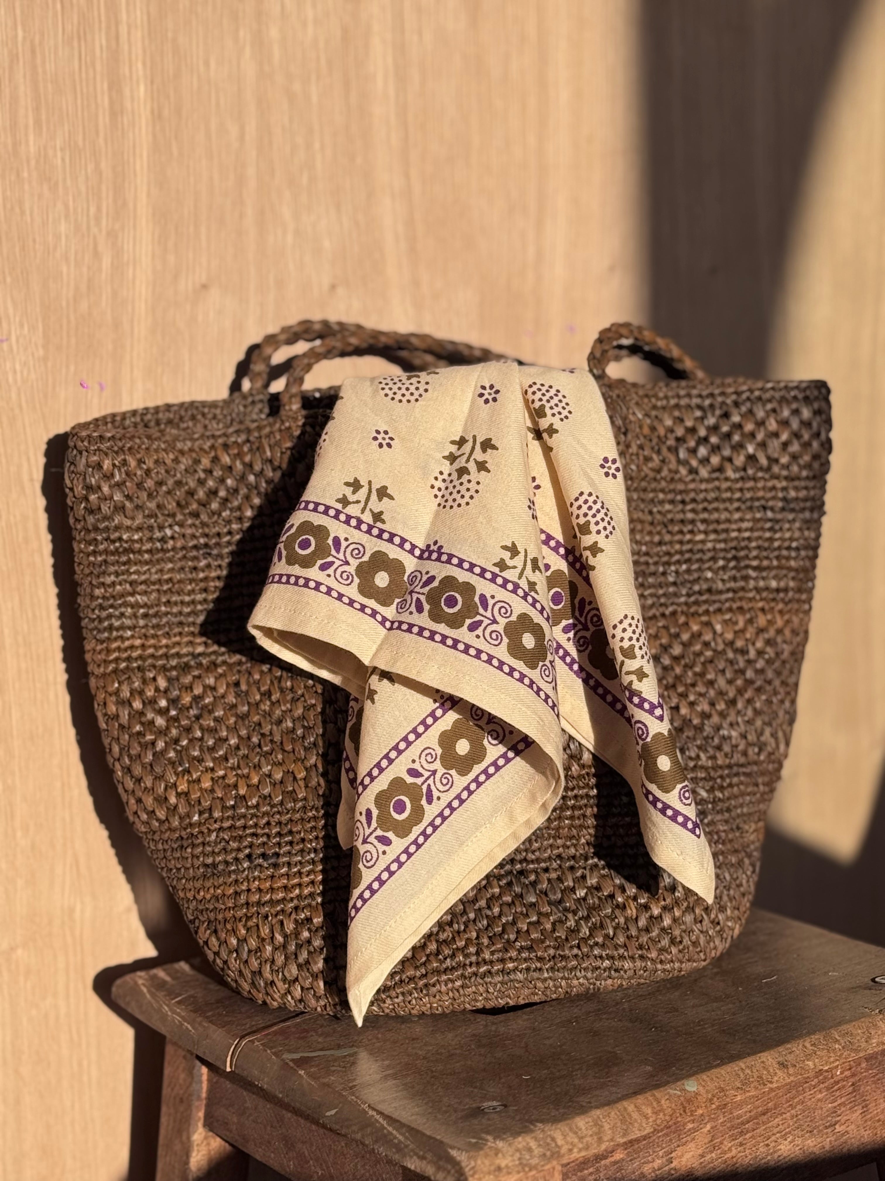 Petit foulard Anastase Latte noué à un panier en osier