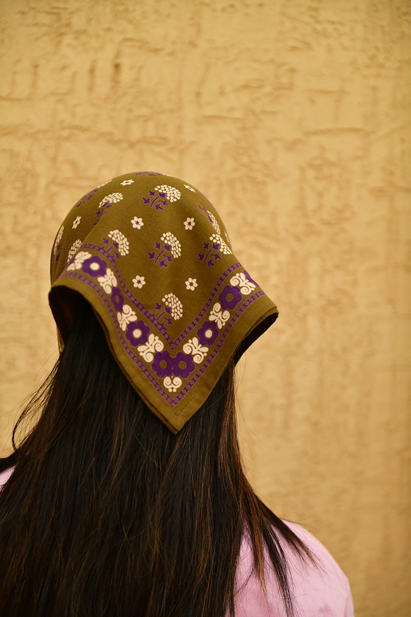 Petit foulard Anastase Olive de byzantine porté en fichu sur la tête, vue de dos
