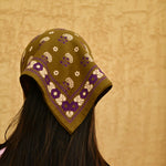 Petit foulard Anastase Olive de byzantine porté en fichu sur la tête, vue de dos