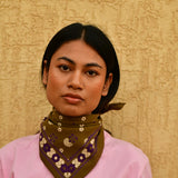 Petit foulard Anastase Olive noué au cou, porté avec un tee-shirt rose