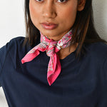 Gros plan sur le petit foulard Andromaque Rose noué au cou