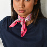 Gros plan sur le petit foulard Andromaque Rose noué au cou