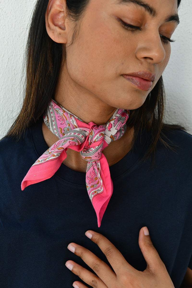 Petit foulard Andromaque Rose noué au cou, porté avec un haut bleu marine
