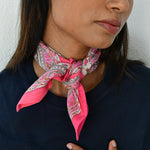 Petit foulard Andromaque Rose noué au cou, porté avec un haut bleu marine