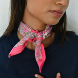Petit foulard Andromaque Rose noué au cou, porté avec un haut bleu marine