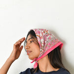 Petit foulard Andromaque Rose porté en fichu sur la tête, vue de profil