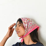 Petit foulard Andromaque Rose porté en fichu sur la tête, vue de profil
