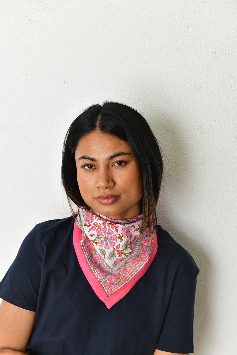 Petit foulard Andromaque Rose noué en pointe au cou, haut bleu marine