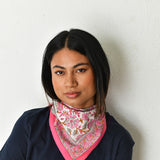 Petit foulard Andromaque Rose noué en pointe au cou, haut bleu marine