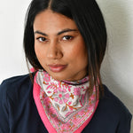petit foulard andromaque rose de byzantine, noué autour du cou d'une jeune femme habillée de bleu