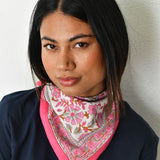 petit foulard andromaque rose de byzantine, noué autour du cou d'une jeune femme habillée de bleu