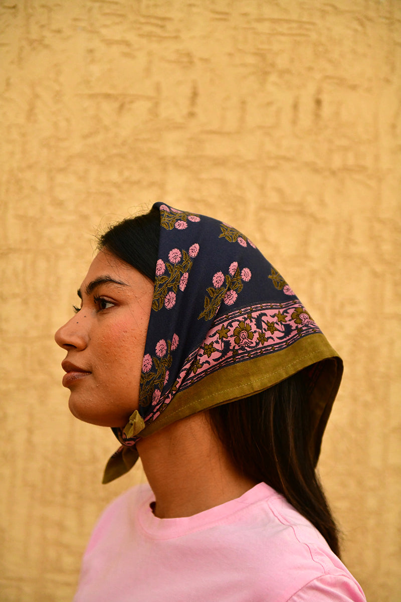 Petit foulard Antigone Nuit de byzantine porté en fichu, motif fleuri et bordure olive