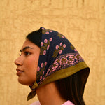 Petit foulard Antigone Nuit de byzantine porté en fichu, motif fleuri et bordure olive