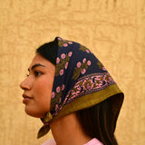 Petit foulard Antigone Nuit de byzantine porté en fichu, motif fleuri et bordure olive