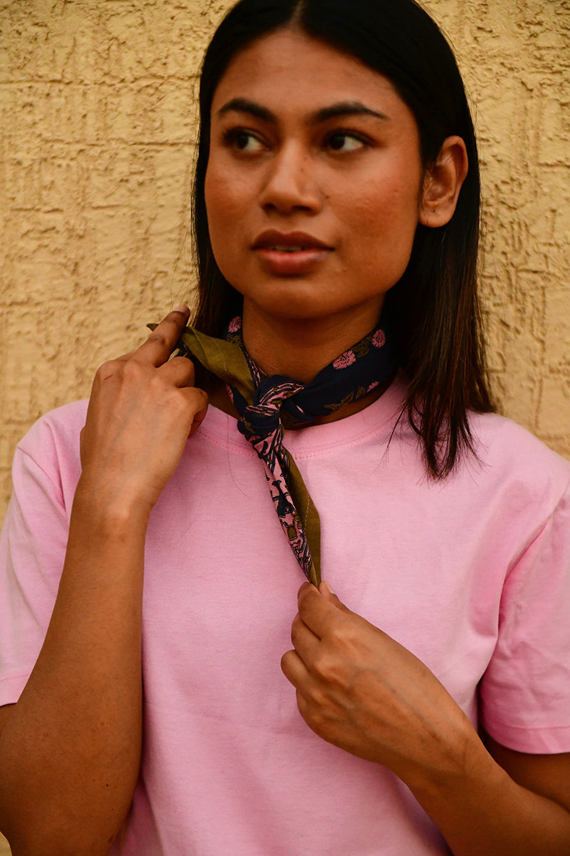 Petit foulard Antigone Nuit noué au cou, mains sur le foulard