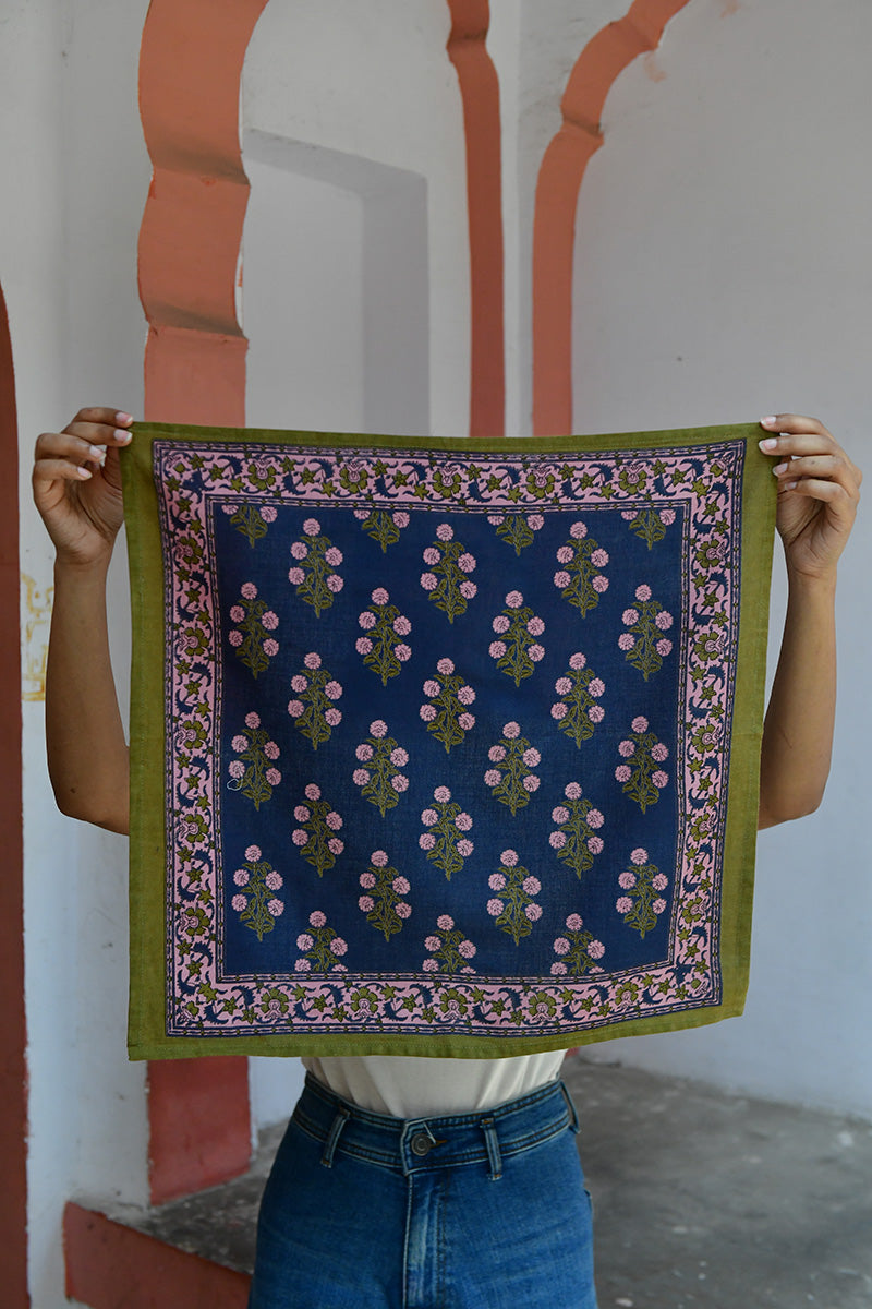 Petit foulard Antigone Nuit déplié, tenu à bout de bras