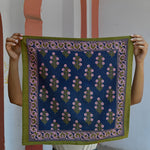 Petit foulard Antigone Nuit déplié, tenu à bout de bras
