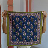 Petit foulard Antigone Nuit déplié, tenu à bout de bras