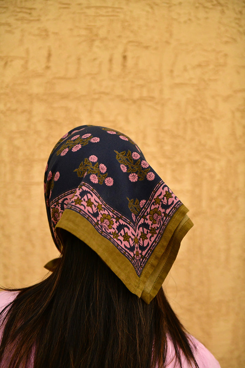 Petit foulard Antigone Nuit porté en fichu sur la tête, vue de dos