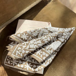 foulard Antioche kaki et écru motif fleuri classique pour femme