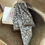 petit foulard antioche kaki de byzantine posé sur un livre