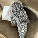 petit foulard antioche kaki de byzantine posé sur un livre