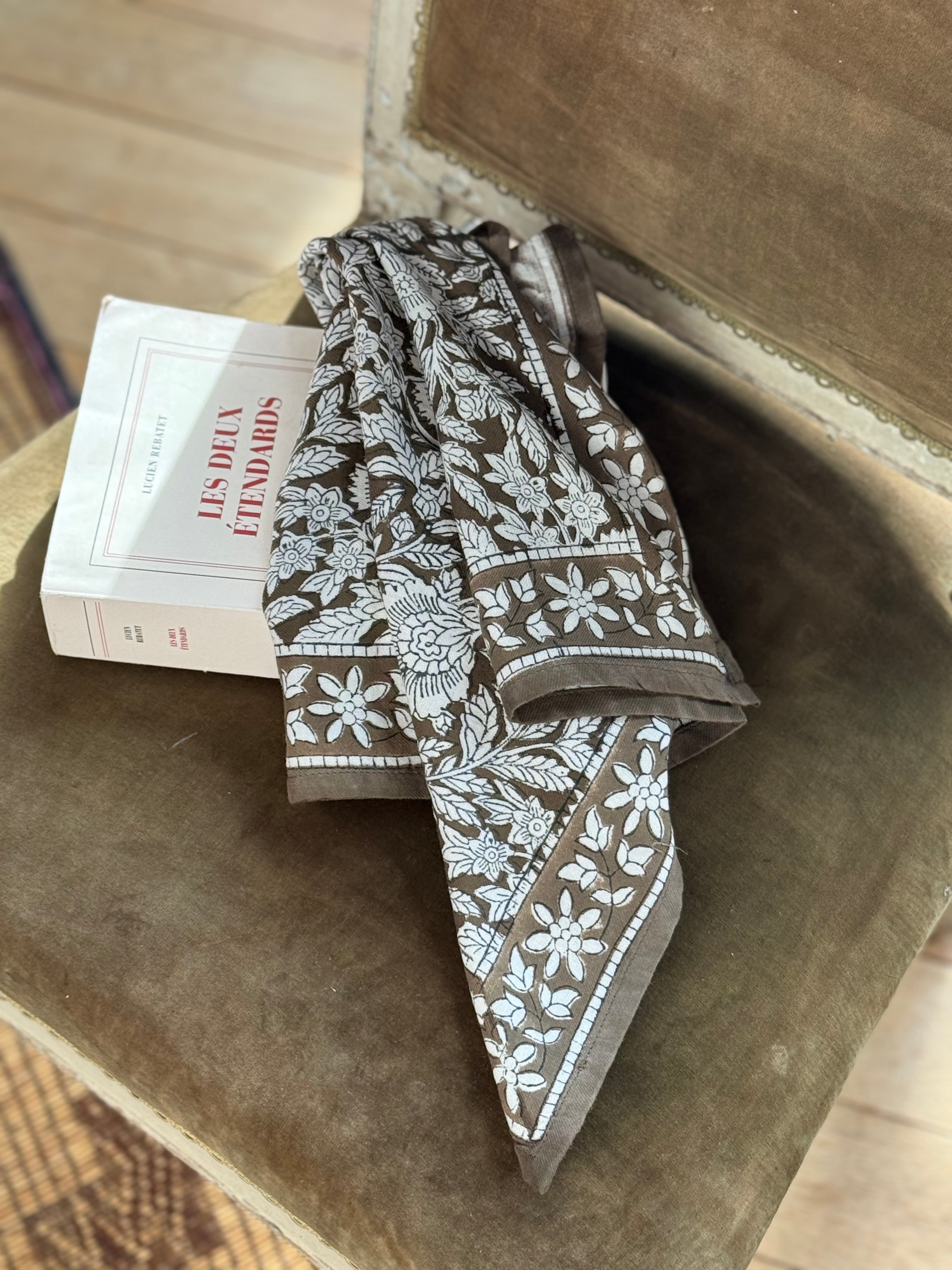 petit foulard antioche kaki de byzantine posé sur un livre