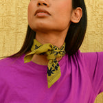 Petit foulard vert avec fleurs galatie 