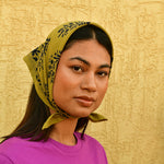 Petit foulard galatie vert porté en fichu 