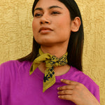 Petit foulard femme galatie vert noué autour du cou