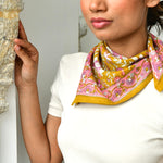 Petit foulard Calypso Caramel de byzantine, fleuri rose sur fond caramel, noué au cou