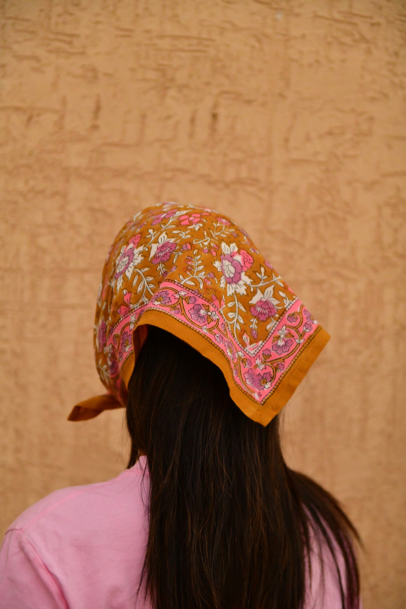 Petit foulard Calypso Caramel porté en fichu sur la tête, vue de dos
