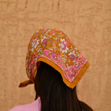 Petit foulard Calypso Caramel porté en fichu sur la tête, vue de dos