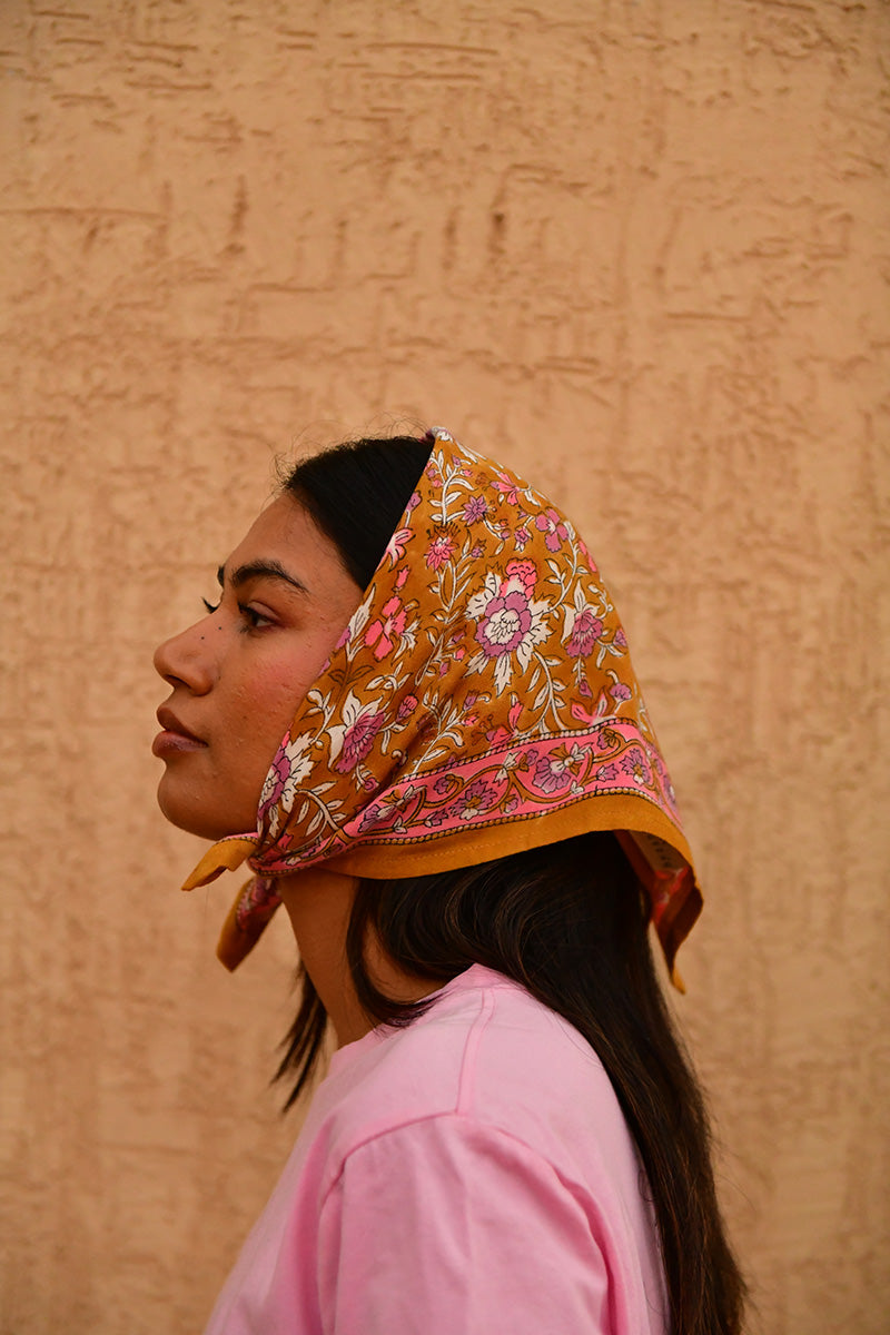 Petit foulard Calypso Caramel de byzantine porté en fichu, vue de profil