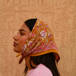 Petit foulard Calypso Caramel de byzantine porté en fichu, vue de profil