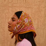 Petit foulard Calypso Caramel de byzantine porté en fichu, vue de profil