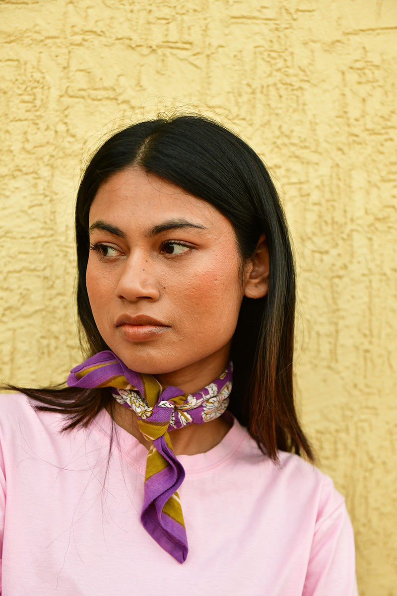 Petit foulard Carthage Violet noué au cou, porté avec un tee-shirt rose