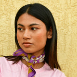 Petit foulard Carthage Violet noué au cou, porté avec un tee-shirt rose
