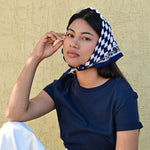 Petit foulard Checks à carreaux bleu marine et écru de Byzantine