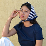 Petit foulard Checks à carreaux bleu marine et écru de Byzantine