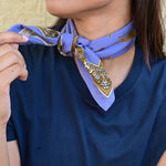 foulard bleu imprimé animal noué autour du cou - byzantine