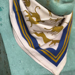 Petit foulard Fauve Tabac de byzantine noué au cou d'un buste en plâtre
