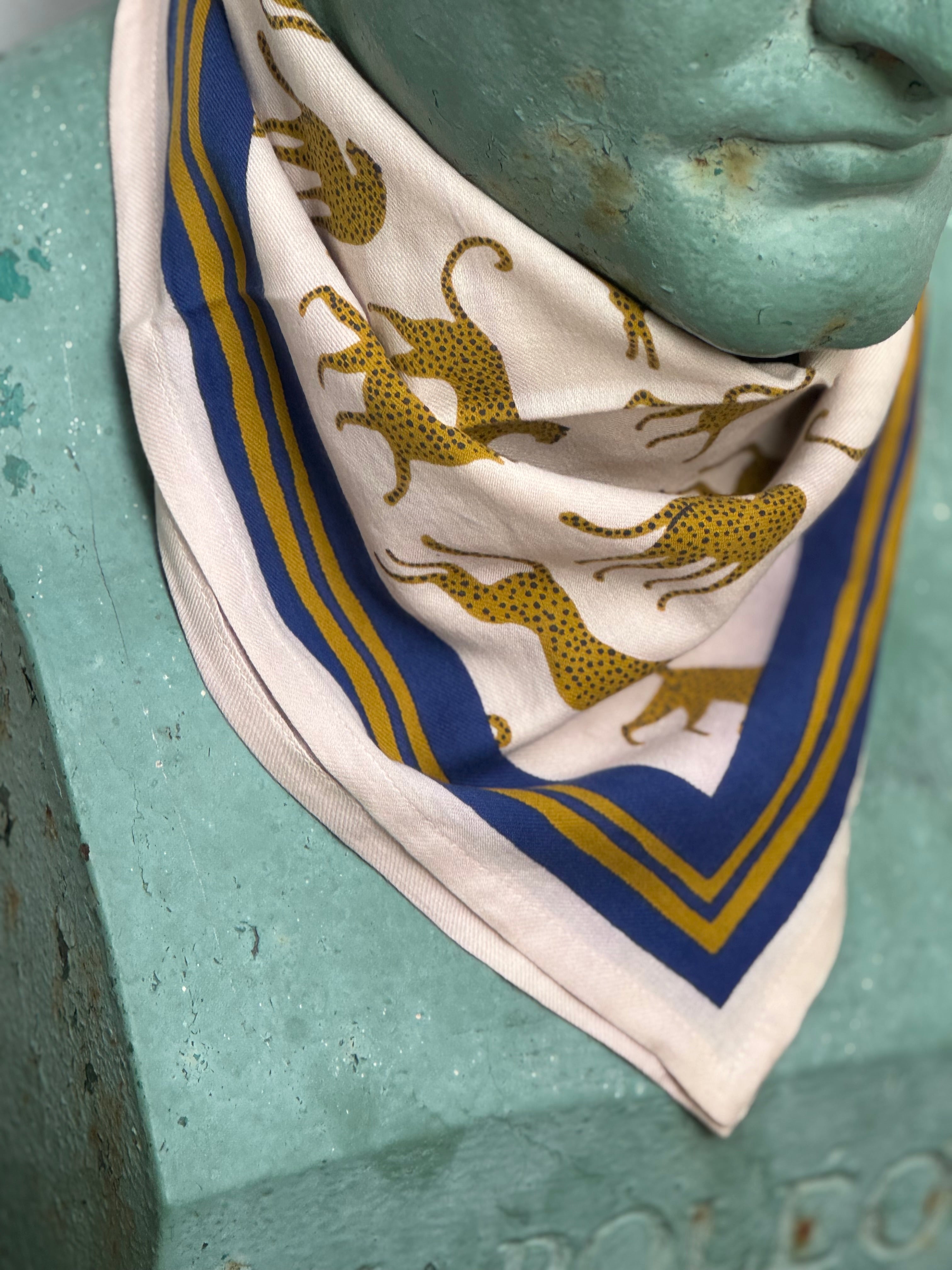 Petit foulard Fauve Tabac de byzantine noué au cou d'un buste en plâtre
