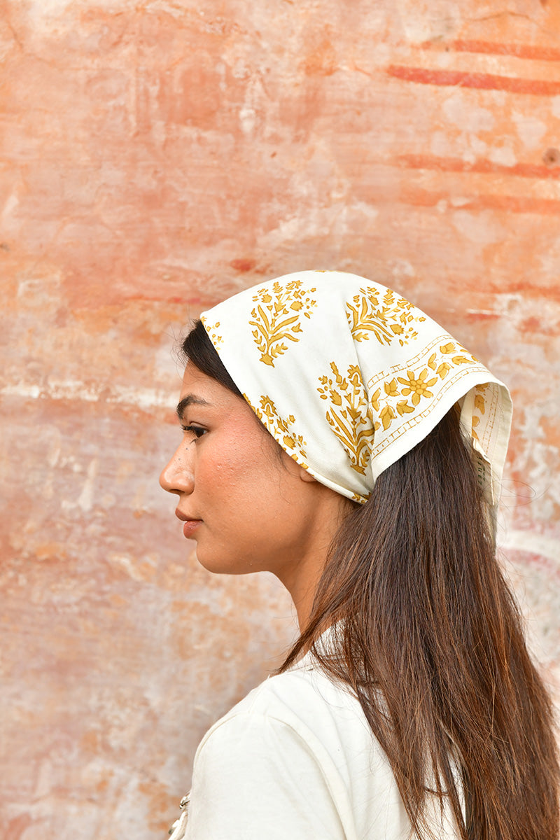 foulard bandana écru porté en fichu sur la tête