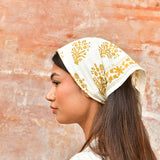 foulard bandana écru porté en fichu sur la tête