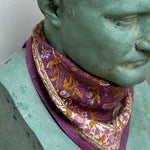 Petit foulard Halicarnasse Prune noué au cou d'un buste en plâtre
