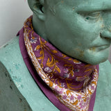 Petit foulard Halicarnasse Prune noué au cou d'un buste en plâtre