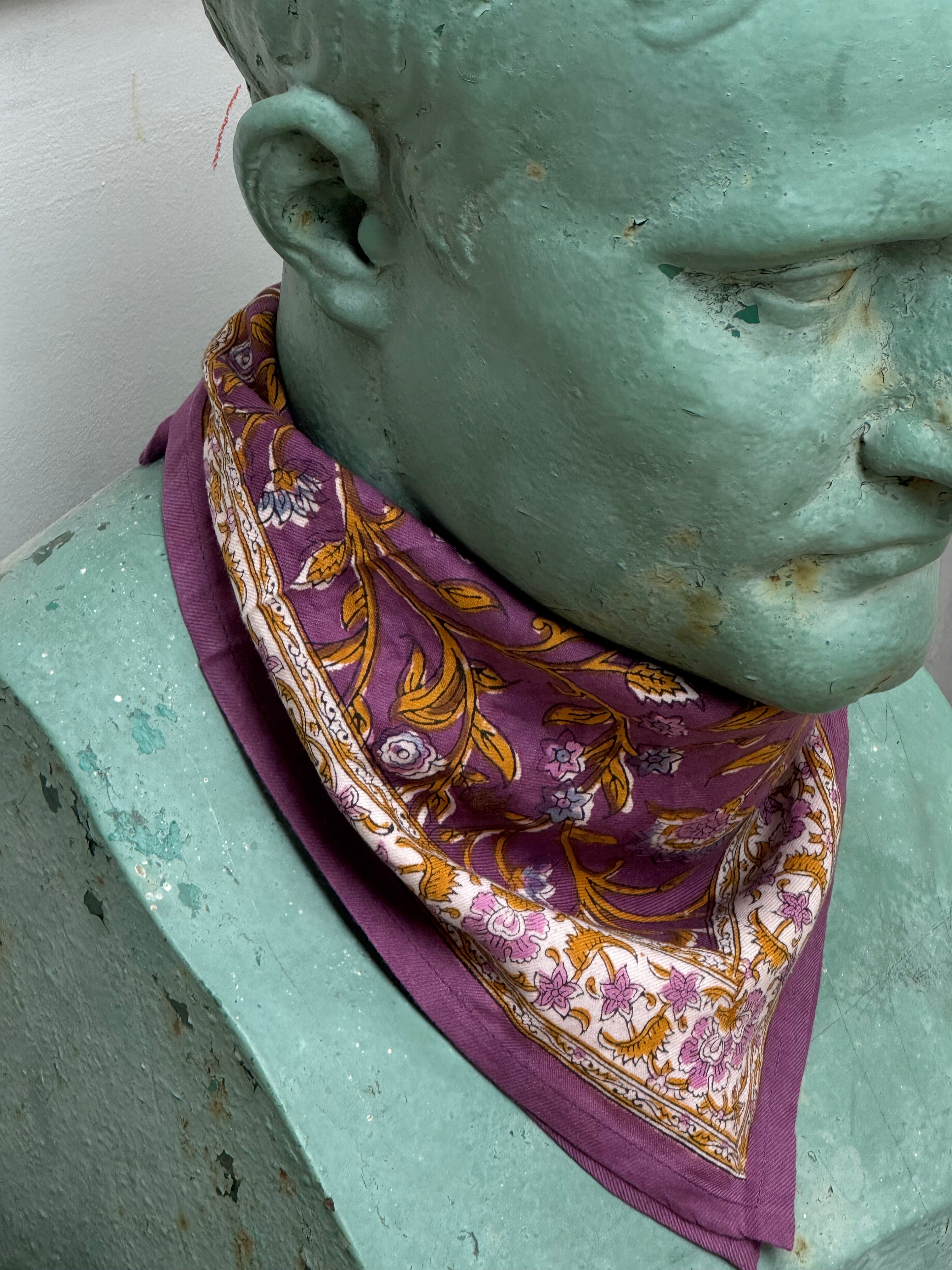 Petit foulard Halicarnasse Prune noué au cou d'un buste en plâtre